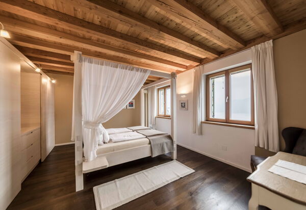 Dimora Delle Ninfee Del Garda: dimora-delle-ninfee-del-garda-castelletto-villa-bedroom