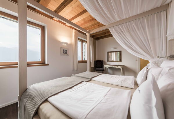 Dimora Delle Ninfee Del Garda: dimora-delle-ninfee-del-garda-castelletto-villa-bedroom
