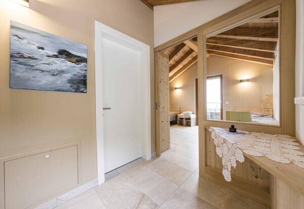 Dimora Delle Ninfee Del Garda: dimora-delle-ninfee-del-garda-castelletto-villa-hallway