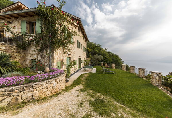 Dimora Delle Ninfee Del Garda: dimora-delle-ninfee-del-garda-castelletto-villa-external