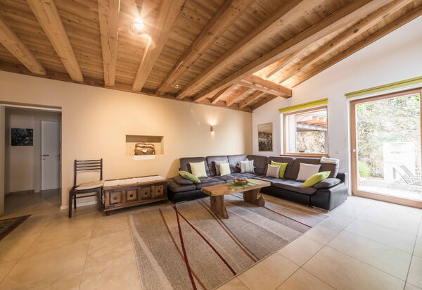 Dimora Delle Ninfee Del Garda: dimora-delle-ninfee-del-garda-castelletto-villa-living-room