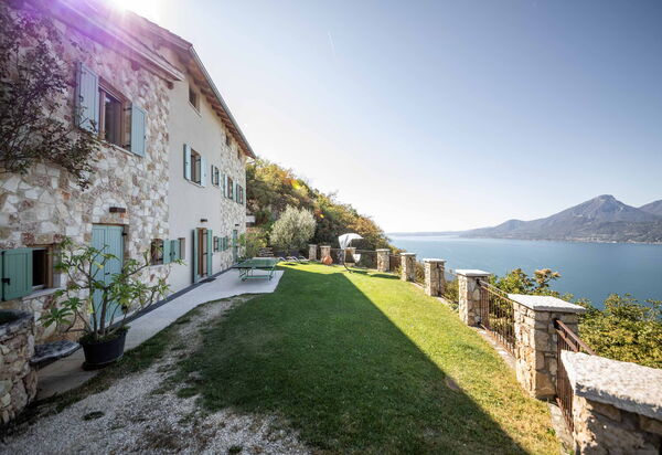 Dimora Delle Ninfee Del Garda: dimora-delle-ninfee-del-garda-castelletto-villa-view