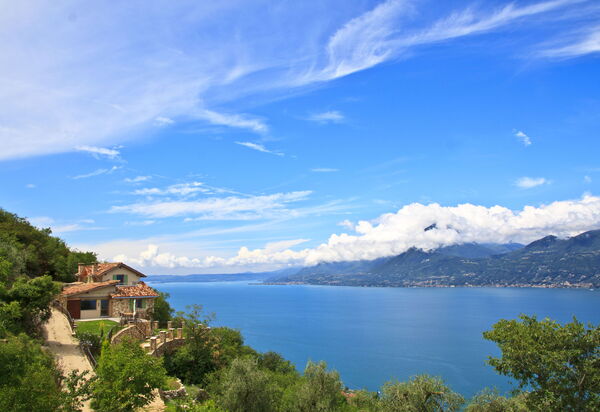 Dimora Delle Ninfee Del Garda: dimora-delle-ninfee-del-garda-castelletto-villa-view