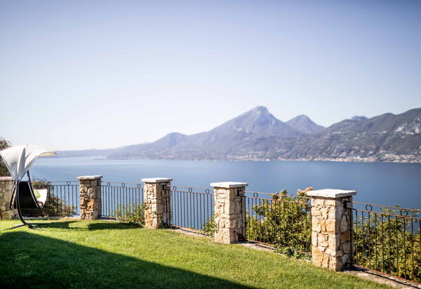 Dimora Delle Ninfee Del Garda: dimora-delle-ninfee-del-garda-castelletto-villa-view