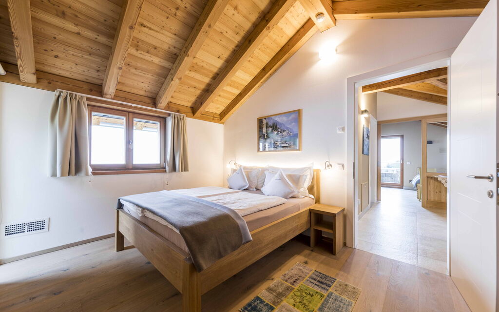 Dimora Delle Ninfee Del Garda: dimora-delle-ninfee-del-garda-castelletto-villa-bedroom