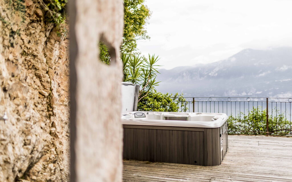 Dimora Delle Ninfee Del Garda: dimora-delle-ninfee-del-garda-castelletto-villa-jacuzzi