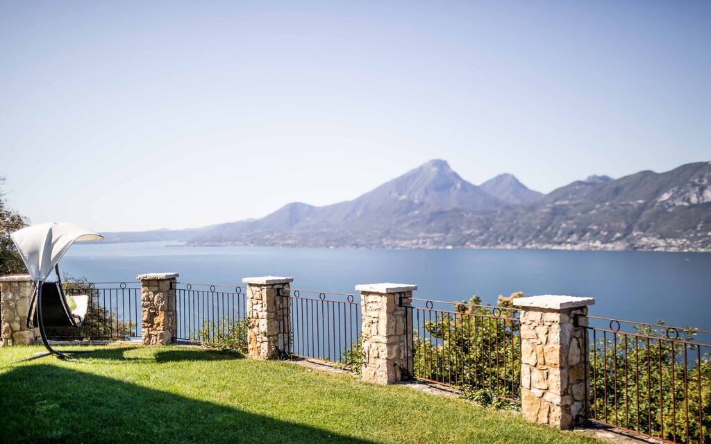 Dimora Delle Ninfee Del Garda: dimora-delle-ninfee-del-garda-castelletto-villa-vista