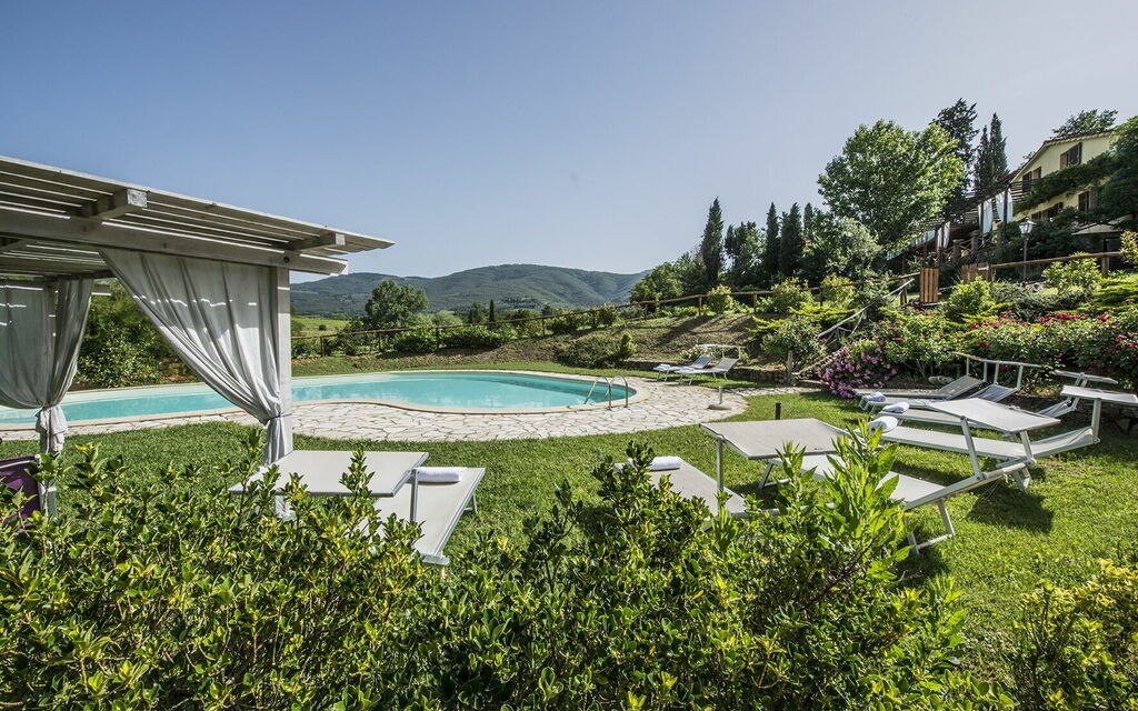 Luxury Ponente: Building Exterior, Pool