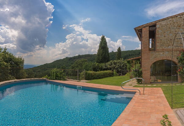 La Danza Del Mandorlo: Building Exterior, Pool