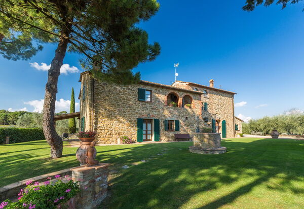 Il Salto Della Chiana: Entrata Principale, Esterni