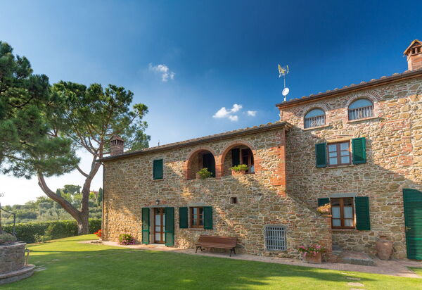 Il Salto Della Chiana: Entrata Principale, Esterni