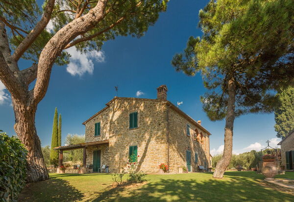 Il Salto Della Chiana: Entrata Principale, Esterni