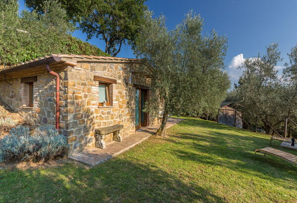 Il Salto Della Chiana: Entrata Principale, Esterni