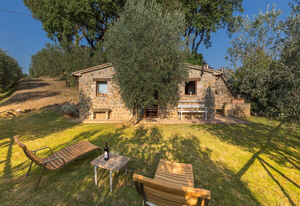 Il Salto Della Chiana: Entrata Principale, Esterni