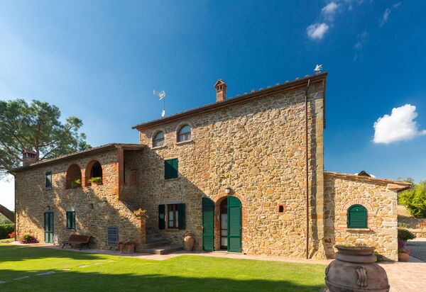 Il Salto Della Chiana: Entrata Principale, Esterni