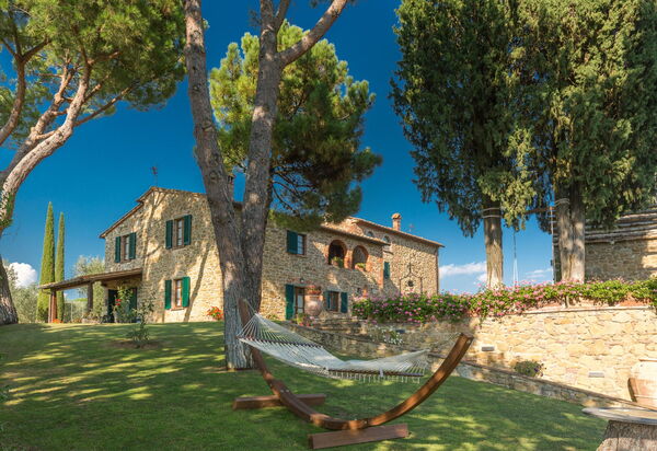 Il Salto Della Chiana: Entrata Principale, Esterni