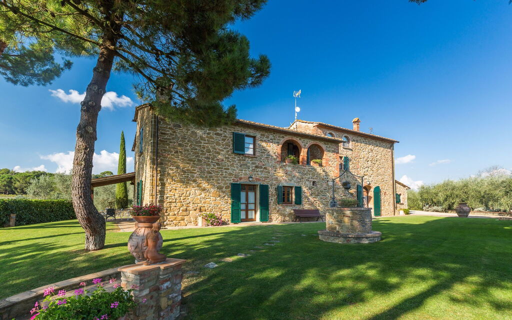 Il Salto Della Chiana: Entrata Principale, Esterni