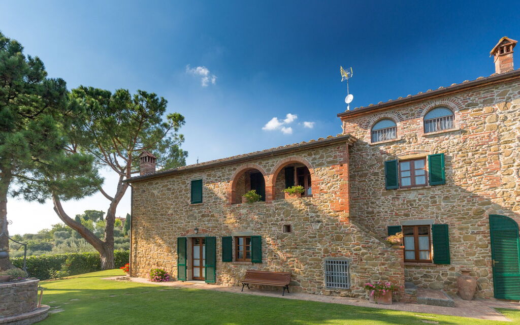 Il Salto Della Chiana: Entrata Principale, Esterni