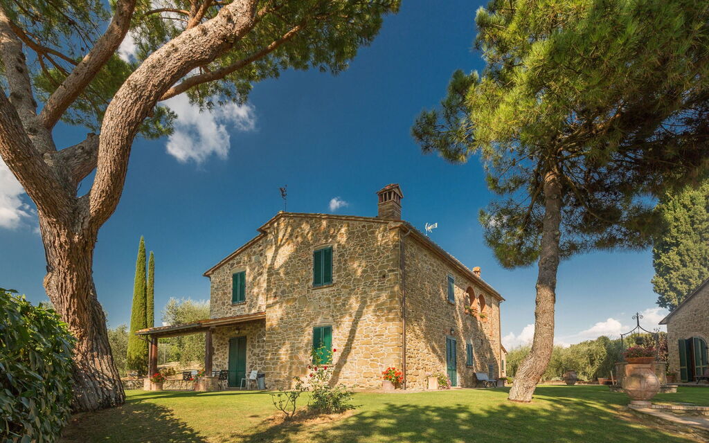 Il Salto Della Chiana: Entrata Principale, Esterni