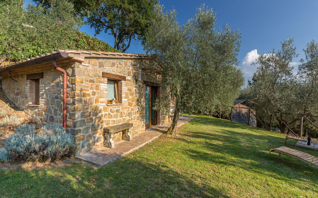 Il Salto Della Chiana: Entrata Principale, Esterni