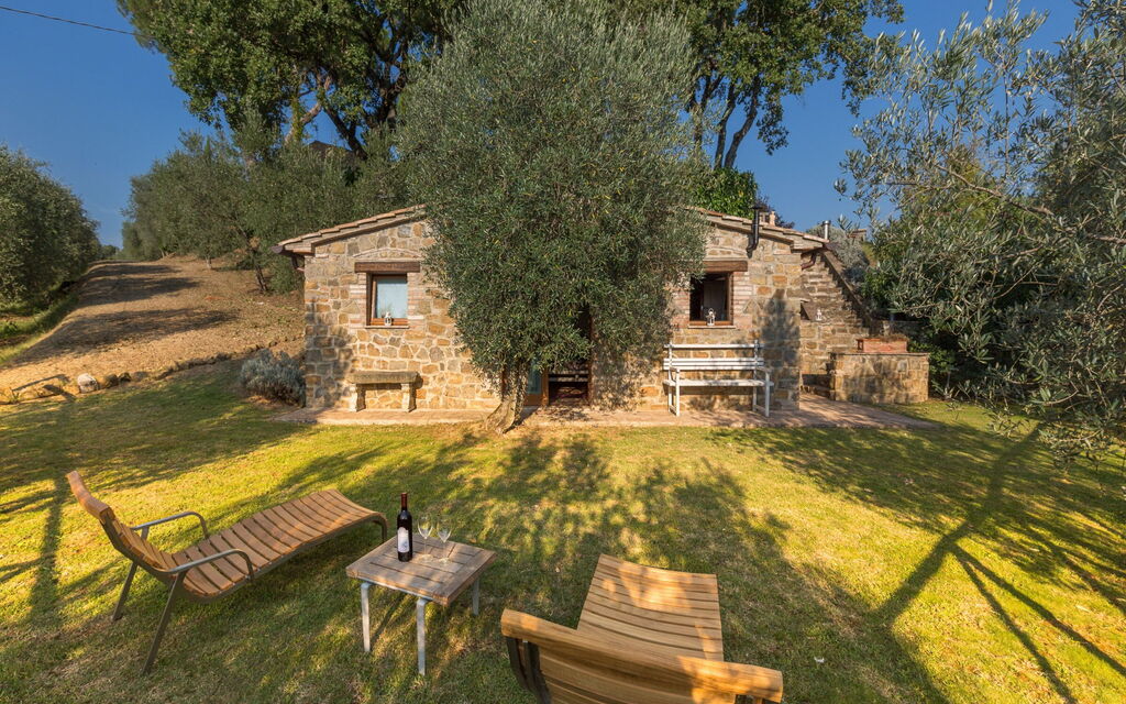 Il Salto Della Chiana: Entrata Principale, Esterni