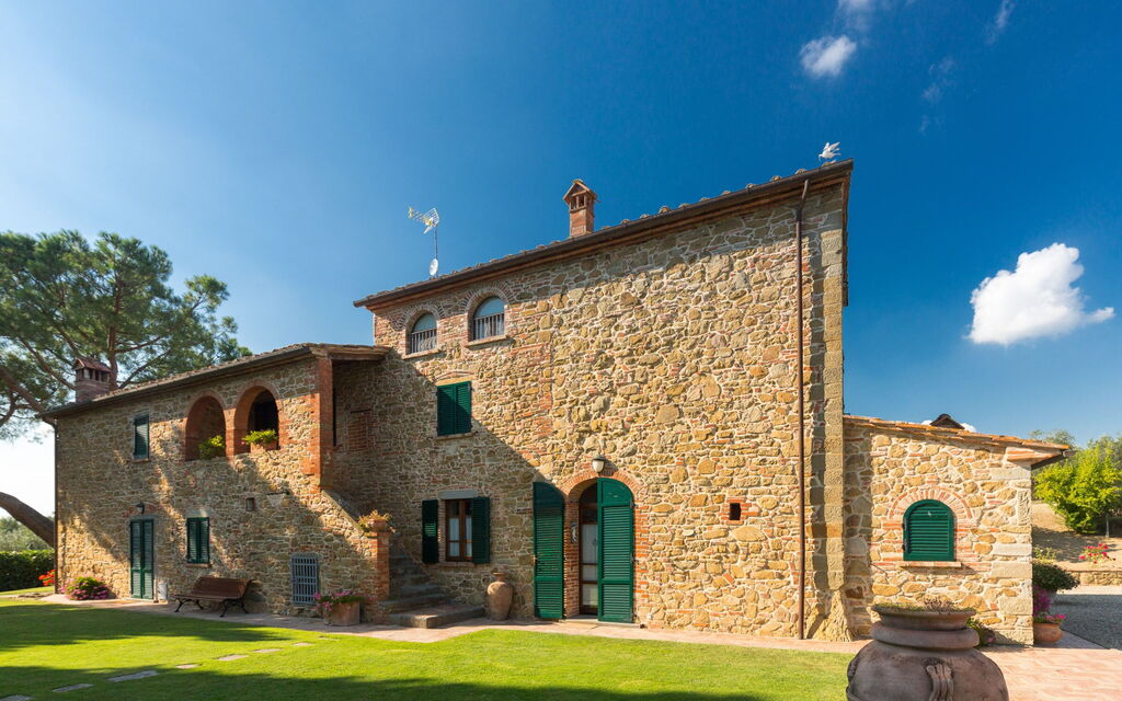 Il Salto Della Chiana: Entrata Principale, Esterni