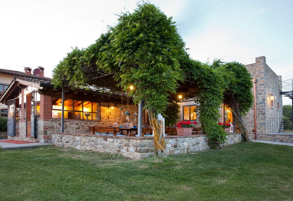 Al Caldo Ritiro: Entrata Principale, Esterni, Giardino