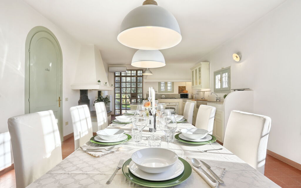 Villa Sport Deluxe: Dining Room, Kitchen