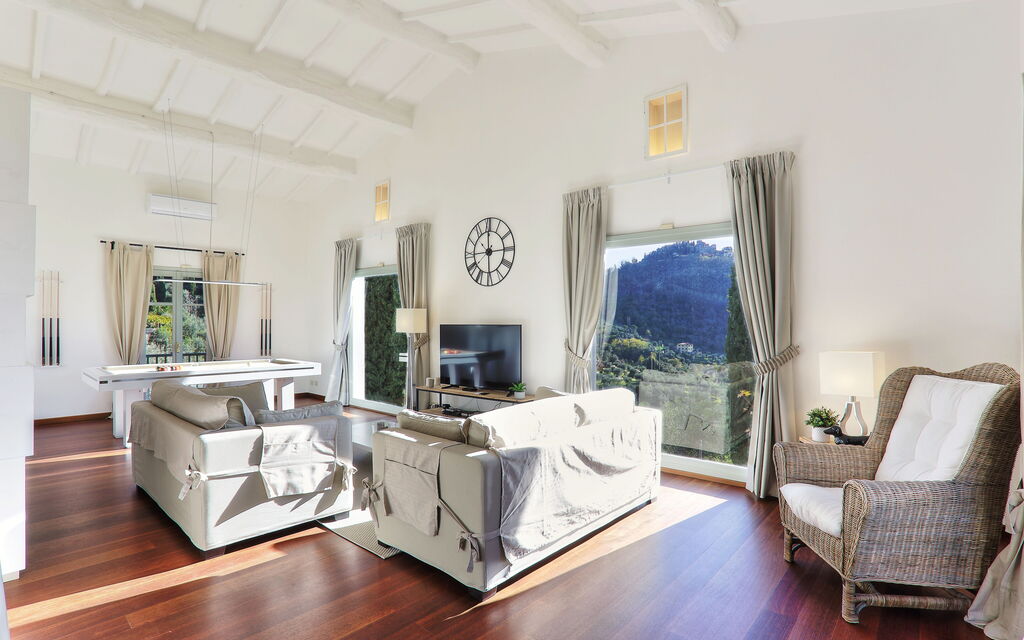 Villa Sport Deluxe: Living Room