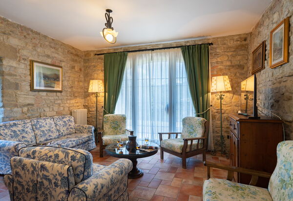 Villa Santa Maria a Bovino: Dining Room, Living Room
