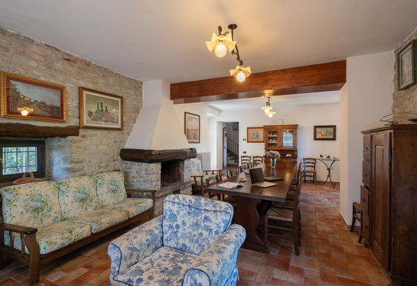 Villa Santa Maria a Bovino: Dining Room, Living Room