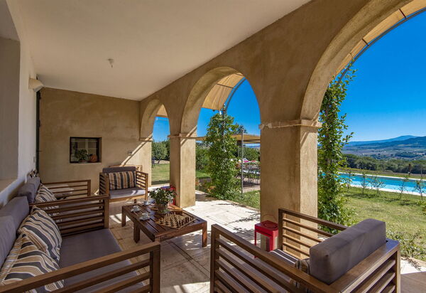 La Loggia Valdorciana: Giardino, Piscina