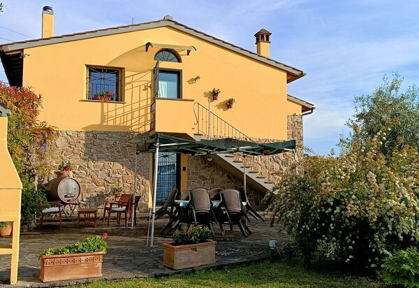 Casa Paola: Estate, Esterni