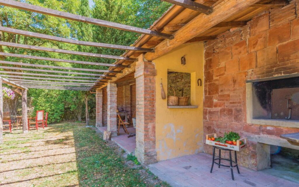 Villa Salaiole: Caratteristiche, Esterni, Giardino