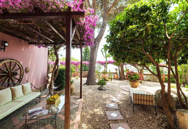 Villa Dioniso: villa-dioniso-taormina-swimming-garden