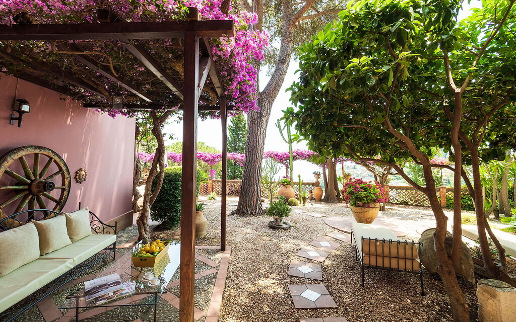 Villa Dioniso: villa-dioniso-taormina-swimming-garden