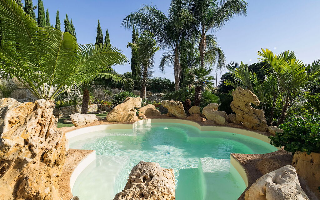 Villa Girgenti: villa-girgenti-contrada-mendolito-jacuzzi