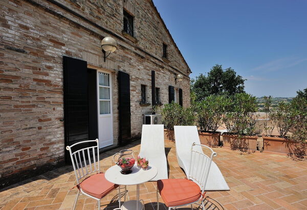 Villa Liberio: villa-storica-colli-al-metauro-pesaro-urbino-terrazza