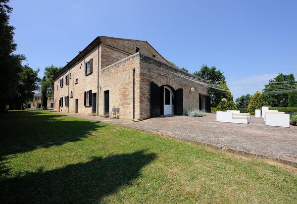 Villa Liberio: villa-storica-colli-al-metauro-pesaro-urbino-esterno-villa
