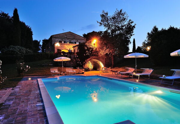 Villa Liberio: villa-storica-colli-al-metauro-pesaro-urbino-piscina