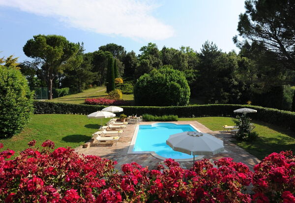 Villa Liberio: villa-storica-colli-al-metauro-pesaro-urbino-piscina-giardino