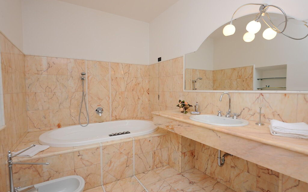 Villa Liberio: villa-storica-colli-al-metauro-pesaro-urbino-bathroom