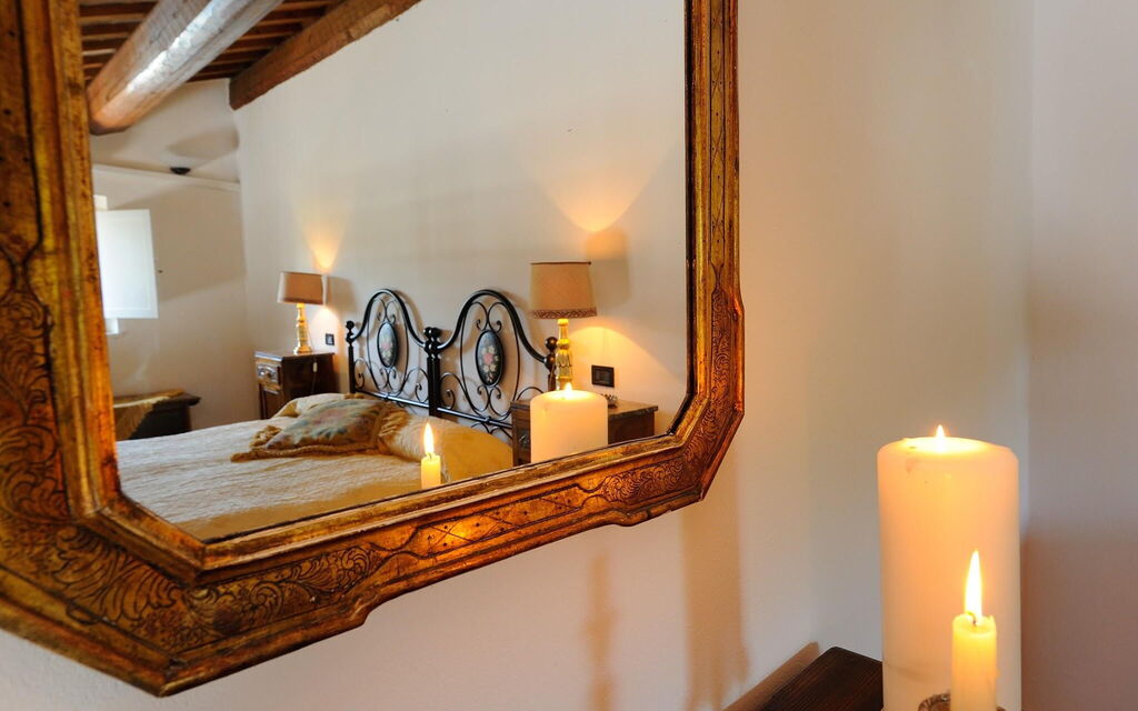 Villa Liberio: villa-storica-colli-al-metauro-pesaro-urbino-bedroom-detail