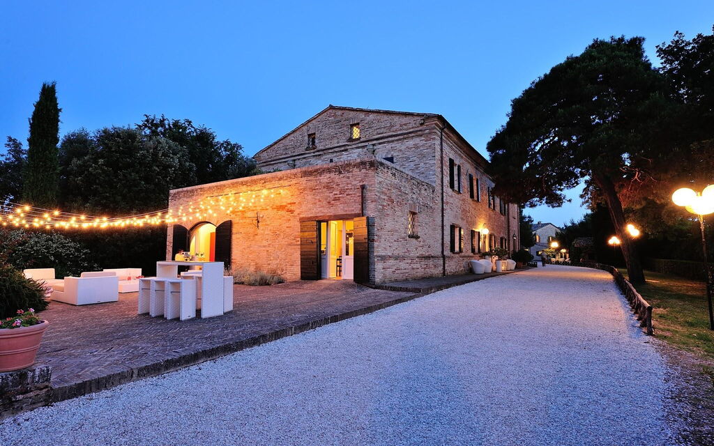 Villa Liberio: villa-storica-colli-al-metauro-pesaro-urbino-exterior-villa