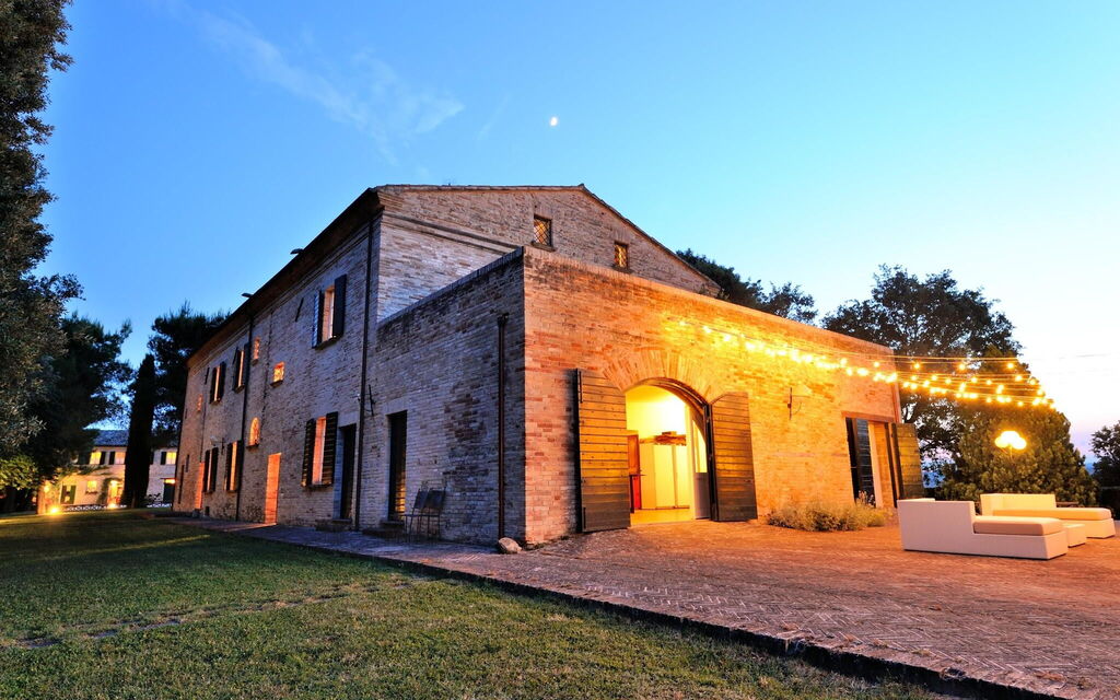 Villa Liberio: villa-storica-colli-al-metauro-pesaro-urbino-exterior-villa