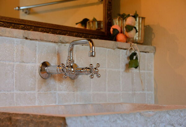 Antico Casolare: antico-casolare-colli-al-metauro-pesaro-urbino-bathroom-detail