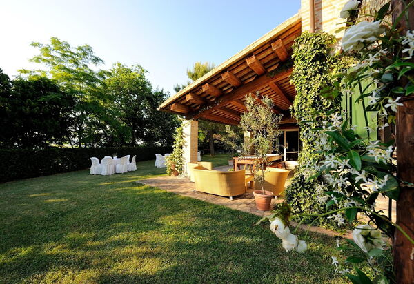 Antico Casolare: antico-casolare-colli-al-metauro-pesaro-urbino-patio