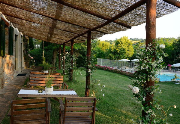 Antico Casolare: antico-casolare-colli-al-metauro-pesaro-urbino-patio