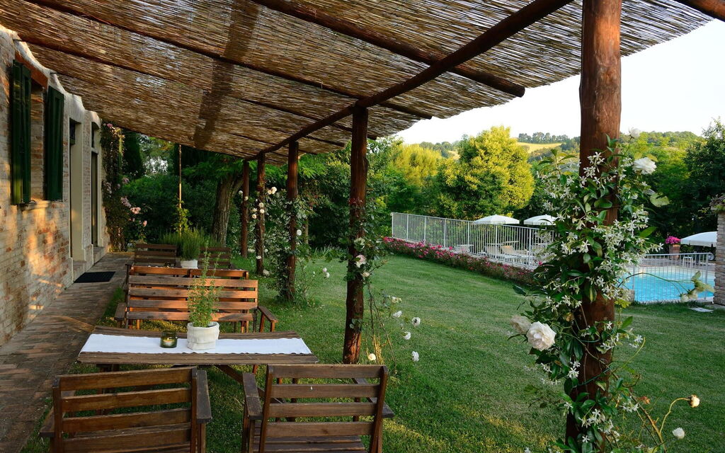 Antico Casolare: antico-casolare-colli-al-metauro-pesaro-urbino-patio
