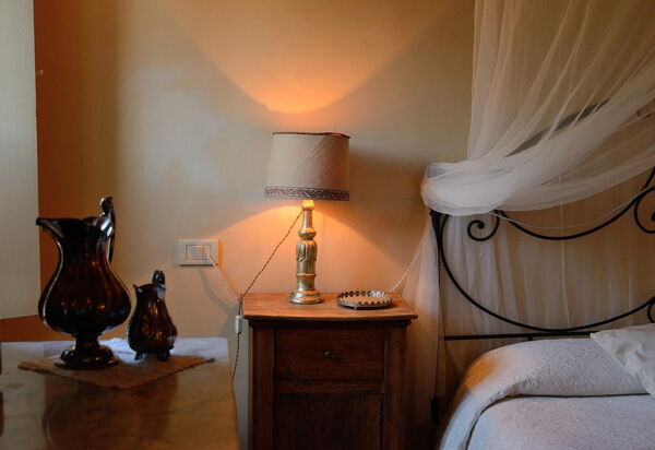 Villa Tombolina: villa-tombolina-colli-al-metauro-pesaro-urbino-bedroom-detail